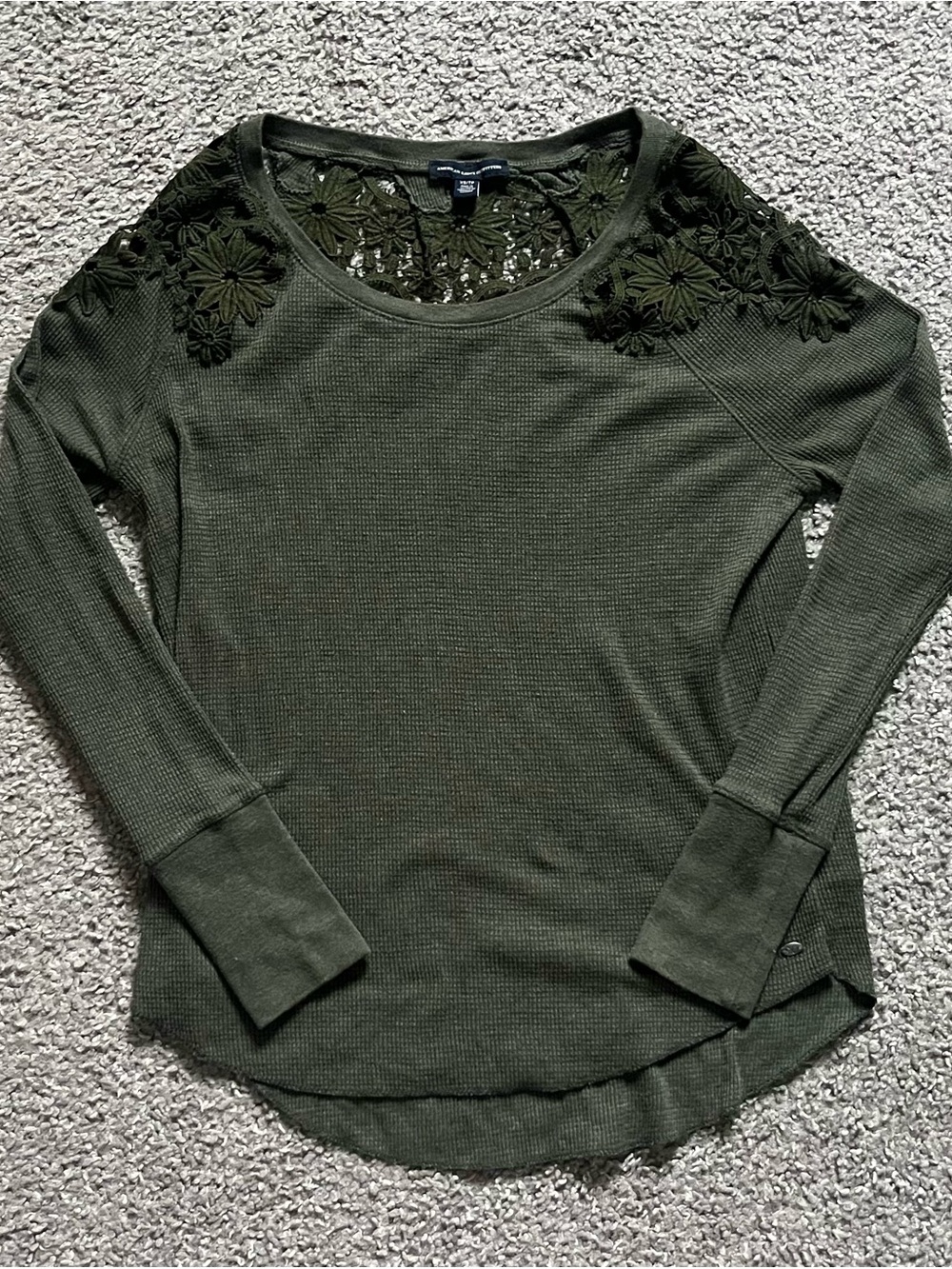 AMERICAN EAGLE 2000s waffle knit floral crochet long sleeve thermal top